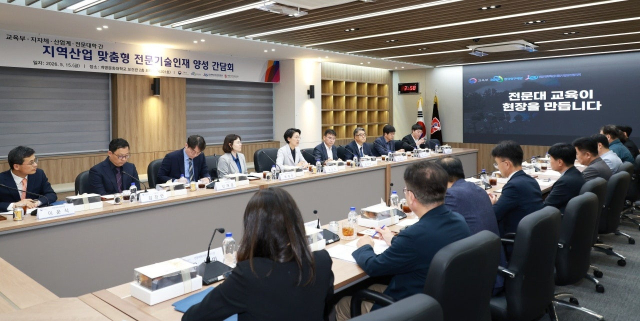 지난 15일 계명문화대학교에서 최은옥 교육부 차관을 비롯해 반도체 장비, 조선·제조 분야 산업체 관계자와 지방자치단체, 전문대학 관계자 등이 참석한 가운데 
