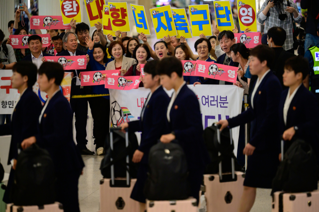 2025-2026 아시아축구연맹(AFC) 여자 챔피언스리그(AWCL) 4강전에서 수원FC 위민을 상대하는 내고향여자축구단이 17일 인천국제공항 제1여객터미널에서 자주통일평화연대 등 단체 관계자들의 환영을 받으며 입국하고 있다. 연합뉴스