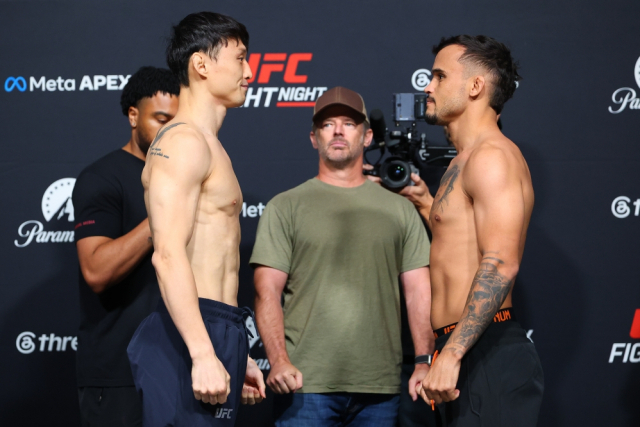 UFC에서의 맞대결을 앞두고 계체 후 마주 선 최두호와 다니엘 산투스. UFC 제공