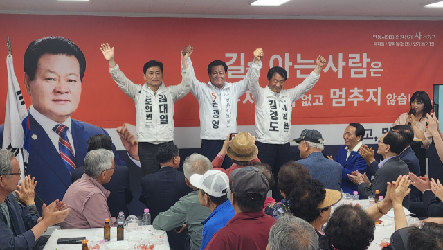 9선에 도전하는 무소속 손광영 안동시의회의원 후보(안동시사선거구, 태화·평화·안기동)가 선거사무소 개소식을 열고 본격적인 선거전에 돌입했다. 왼쪽부터 무소속 김대일 경북도의원 후보와 손광영 후보, 김경도 안동시의원 후보. 손광영 후보 사무소 제공
