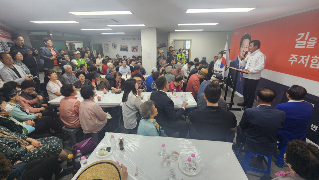 9선에 도전하는 무소속 손광영 안동시의회의원 후보(안동시사선거구, 태화·평화·안기동)가 선거사무소 개소식을 열고 본격적인 선거전에 돌입했다. 손광영 후보 사무소 제공