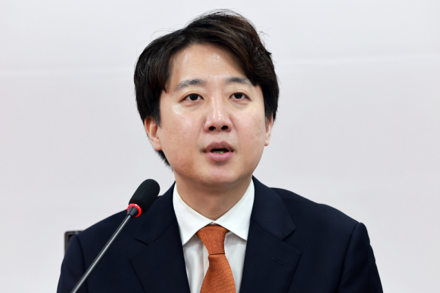 개혁신당 이준석 대표가 4일 국회에서 열린 최고위원회의에 참석해 발언하고 있다. 연합뉴스