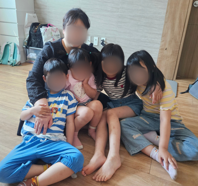하진희(가명·44) 씨가 자택에서 학교를 마치고 돌아온 자녀들과 함께 단란한 시간을 보내고 있다. 윤정훈 기자