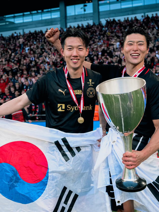 덴마크 미트윌란에서 뛰고 있는 조규성(오른쪽)과 이한범. 지난 15일 덴마크축구협회컵에서 우승한 뒤 기념 사진을 찍고 있다. 미트윌란 SNS 제공