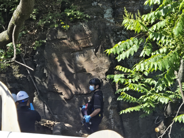 18일 오전 9시 30분쯤 대구 남구 봉덕동 낙석 사고 현장에서 합동 감식이 진행되는 모습. 임재환 기자