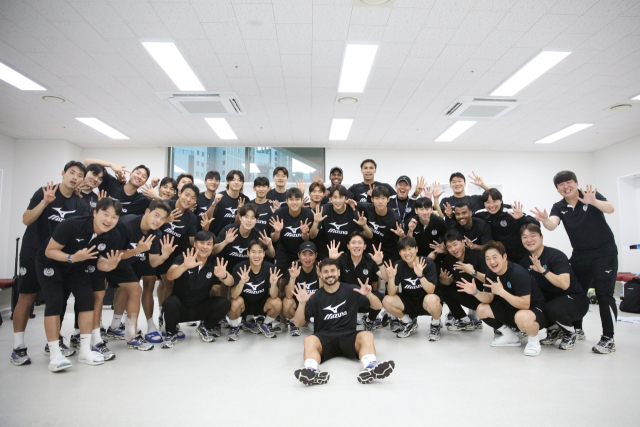 대구FC 선수와 코칭스태프들이 세징야의 80-80 기록을 축하하며 단체 사진을 촬영했다. 대구FC 제공