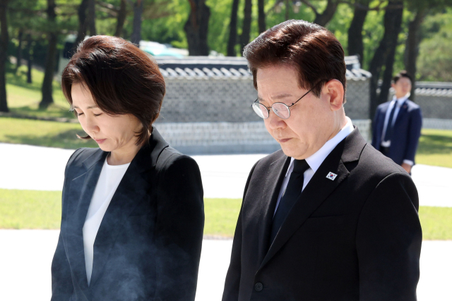 이재명 대통령과 김혜경 여사가 18일 광주 북구 5·18 민주묘지 추모탑에 헌화 뒤 묵념하고 있다. 연합뉴스