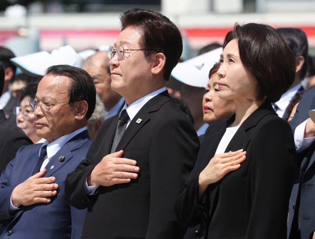 이재명 대통령과 김혜경 여사가 18일 광주 5·18 민주광장에서 열린 제46주년 5·18 민주화운동 기념식에서 국민의례를 하고 있다. 연합뉴스