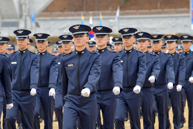 지난 2월 27일 공군사관학교 성무연병장에서 성무기초훈련을 수료한 신입생 212명을 대상으로 입학식이 거행됐다. 공사 제공