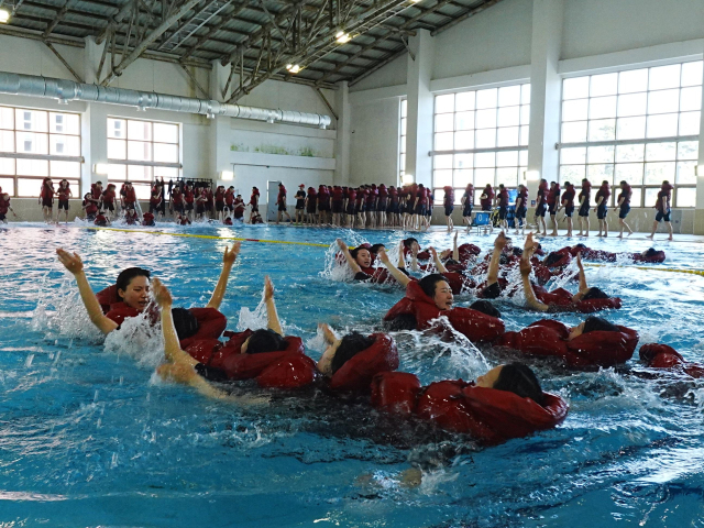 해군사관학교 제140기 사관후보생들이 영법 훈련, 수난자 구조 등 전투수영 실습을 받고 있다. 해사 제공