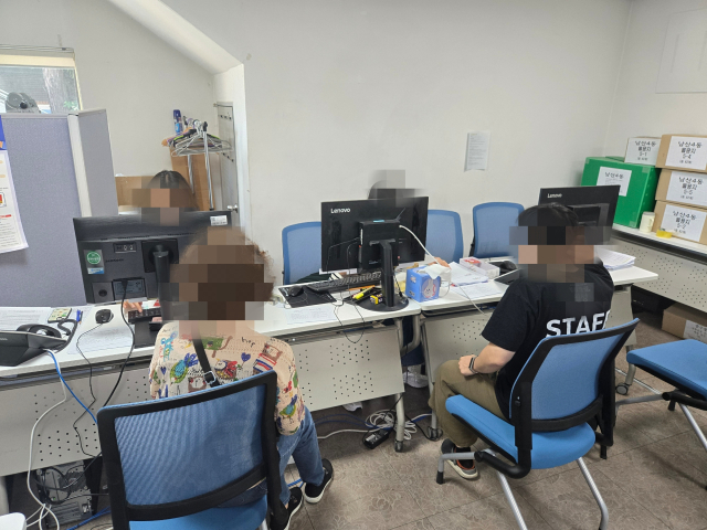 고유가 피해지원금 2차 신청 첫날 오전 대구 중구 남산4동 행정복지센터에서 직원이 지원금을 신청하러 온 주민들에게 안내하고 있다. 임재환 기자
