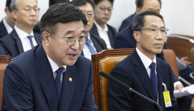 윤호중 행정안전부 장관이 18일 국회에서 열린 행정안전위원회 전체 회의에 출석해 의원 질의에 답하고 있다. 연합뉴스