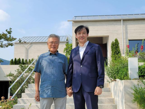 문재인, 조국 SNS 30여차례 '좋아요'…윤건영 