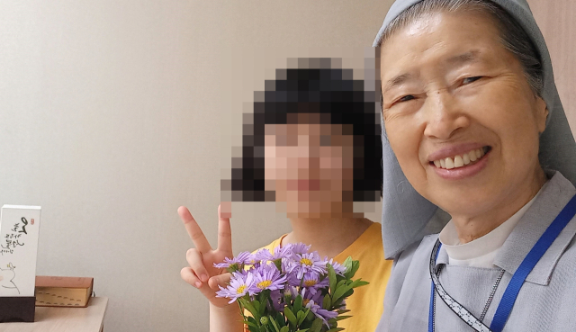 미래로병원 입원 중 이춘자 원목 수녀(오른쪽)가 건넨 보라색 꽃(벌개미취)을 든 채 손가락으로 브이(V) 자를 그리며 미소 짓고 있는 김하은(가명·왼쪽) 양. 극단적 선택의 기로에 섰던 하은 양은 안전한 병원 안에서 배움과 따뜻한 정서적 지지를 받으며 마음의 안정을 되찾았다. 미래로병원 제공