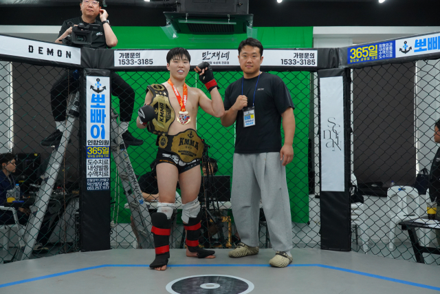 임유홍, KMMA 페더급 이어 라이트급 왕좌도 차지 
