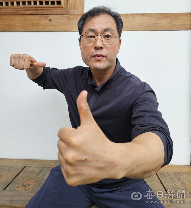 박근영 민주당 경주시장 후보가 기호 1번을 알리며 엄지척을 하고 있다.본인 제공