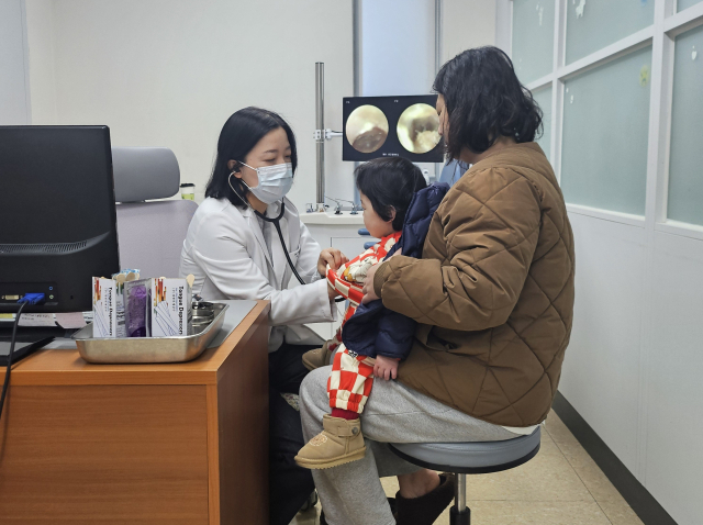 군위군은 취약한 필수의료분야를 강화하고자 군위군보건소에서 매주 두차례 안과 전문의 진료를 제공하고 있다. 군위군 제공.