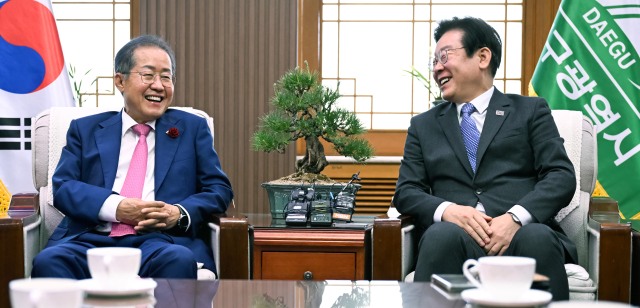홍준표 전 대구시장이 2023년 5월 10일 대구시청 산격청사를 방문한 당시 더불어민주당 이재명 대표와 대화하고 있다. 매일신문 DB