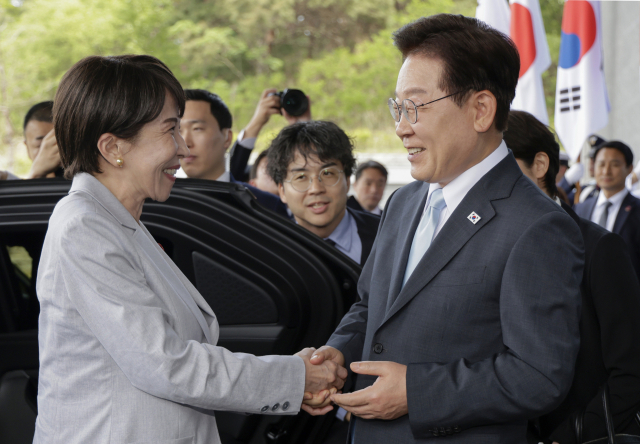 이재명 대통령과 다카이치 사나에 일본 총리가 19일 정상회담장인 경북 안동 한 호텔에서 악수하고 있다. 연합뉴스