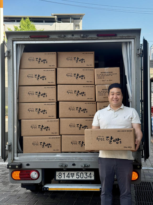 김달년 월영교달빵 주식회사 농업법인 대표가 지난 18일 대표 제품인 월영교달빵 5종(흑임자크림빵, 녹차크림빵, 딸기크림빵, 요거트크림빵, 팥크림빵)을 아랍에미리트(UAE) 두바이 수출에 앞서 기념 촬영을 하고 있다. 월영교달빵 제공.