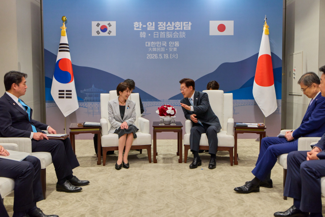 이재명 대통령과 다카이치 사나에 일본 총리가 올해 5월 19일 경북 안동 한 호텔에서 소인수 정상회담을 하고 있다. 연합뉴스