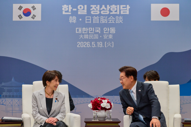 이재명 대통령과 다카이치 사나에 일본 총리가 19일 경북 안동 한 호텔에서 소인수 정상회담을 하고 있다. 연합뉴스