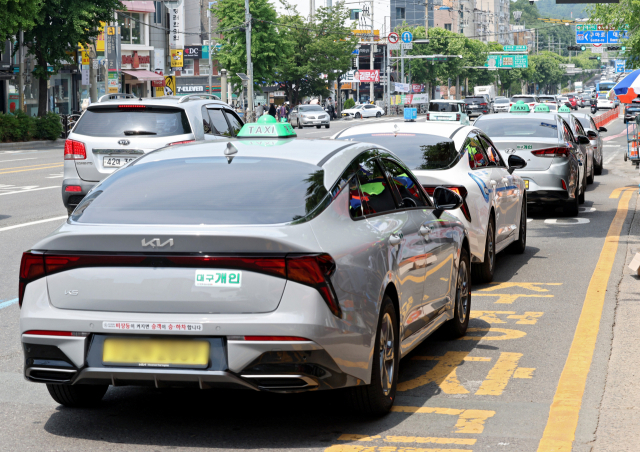 지난해 대구 남구 서부장류장과 관문시장 앞 도로에 승객을 기다리는 택시들이 줄지어 정차돼 있다. 매일신문 DB