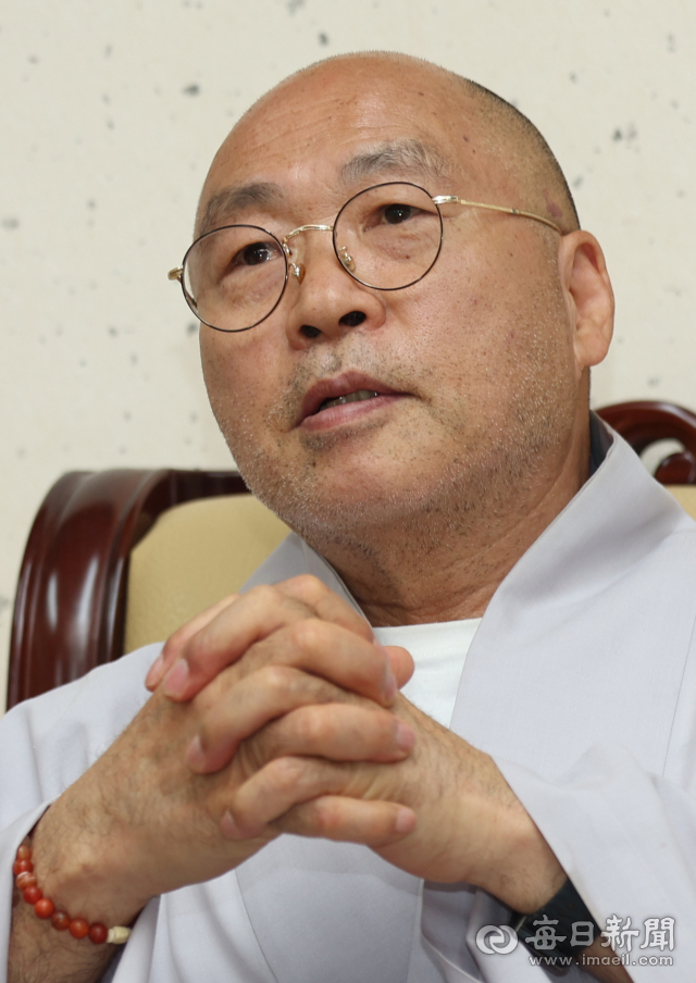 동화사 주지 선광스님이 19일 대구 동구 동화사에서 매일신문과 인터뷰를 하고 있다. 안성완 기자 asw0727@imaeil.com