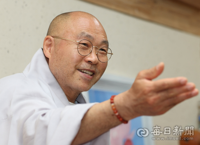 동화사 주지 선광스님이 19일 대구 동구 동화사에서 매일신문과 인터뷰를 하고 있다. 안성완 기자 asw0727@imaeil.com