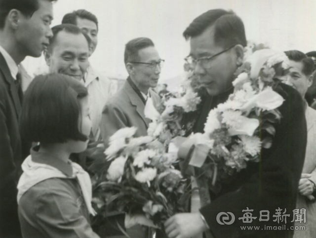 1969년 3월 29일 일본에서 추기경 임명 소식을 듣고 김포공항으로 귀국한 김수환 대주교가 축하 꽃다발을 받고 있다. 가톨릭신문 제공