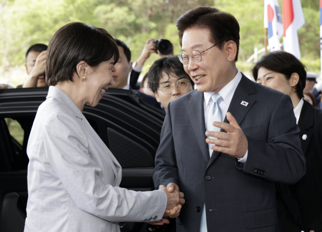이재명 대통령이 19일 경북 안동 한 호텔에서 다카이치 사나에 일본 총리를 영접하고 있다. 연합뉴스