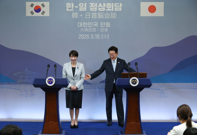이재명 대통령이 19일 경북 안동 한 호텔에서 공동언론발표를 마친 뒤 다카이치 사나에 일본 총리를 안내하고 있다. 연합뉴스