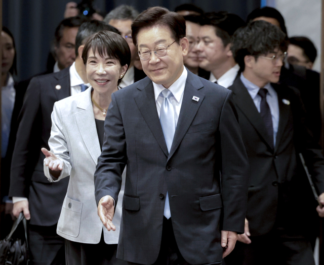 이재명 대통령과 다카이치 사나에 일본 총리가 19일 경북 안동 한 호텔에서 공동언론발표를 위해 기자회견장에 들어서고 있다. 연합뉴스