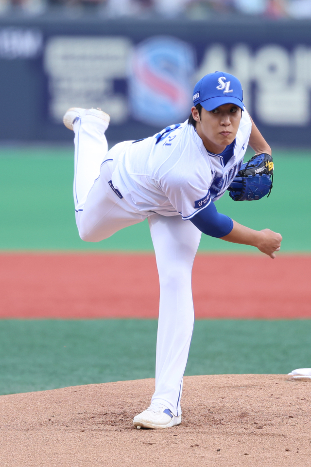 삼성 라이온즈의 원태인이 19일 포항에서 열린 KT 위즈와의 경기에 선발 등판해 역투하고 있다. 삼성 제공