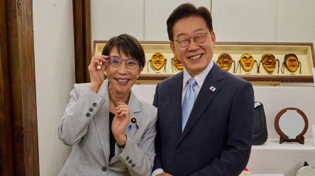 다카이치가 선물한 안경테…李대통령 새안경 '찰칵'