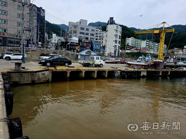 20일 오전 8시쯤 울릉도 저동항이 흙탕물로 변했다.문제는 이같은 일이 반복되고 있다. 조준호 기자