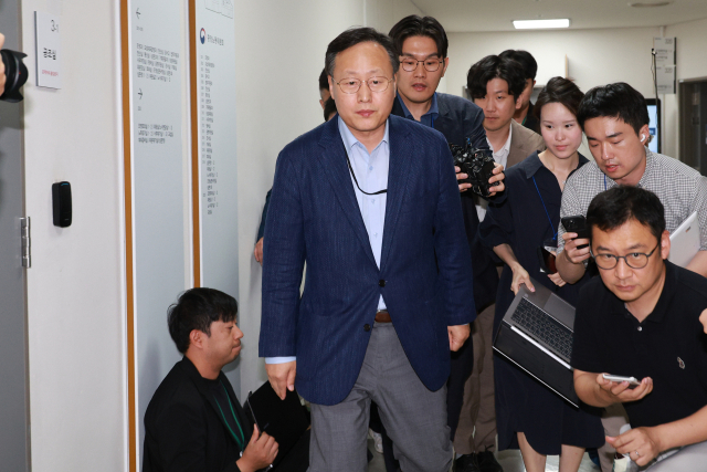 삼성전자 사측 대표교섭위원인 여명구 DS(디바이스솔루션·반도체 사업 담당) 피플팀장이 20일 정부세종청사 중앙노동위원회에서 총파업 예고 시점을 하루 앞두고 열린 3차 사후조정 회의를 마치고 이동하고 있다. 연합뉴스