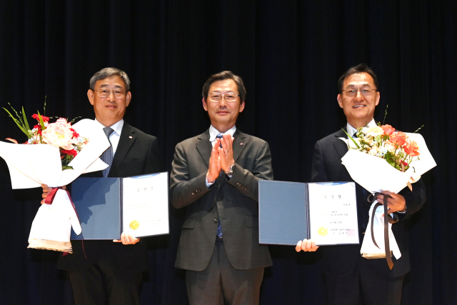 김종민 상임이사(왼쪽)와 장병용 상임이사(오른쪽)가 한전기술 김태균 사장(가운데)과 기념촬영을 하고 있다. 한국전력기술 제공
