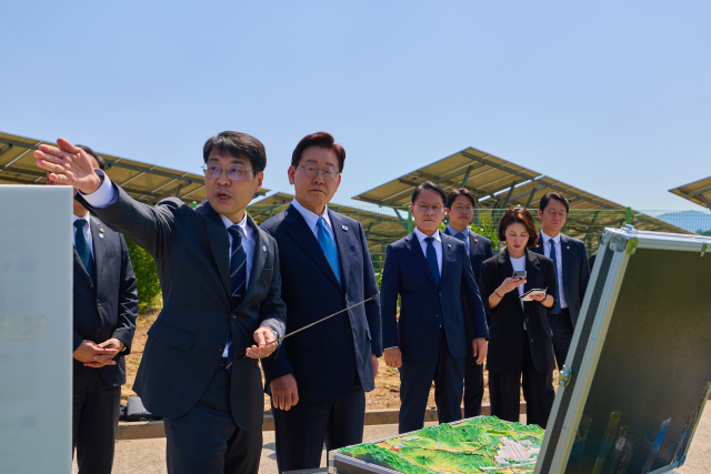 이재명 대통령이 15일 경북 의성군 대구경북통합신공항 건설 예정부지를 방문해 관계자의 설명을 듣고 있다. 연합뉴스