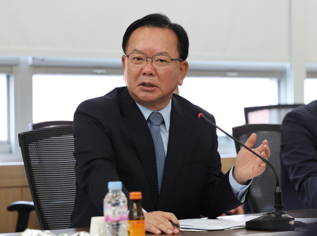 더불어민주당 김부겸 대구시장 예비후보가 12일 대구 달성군 대구경북기계협동조합에서 열린 