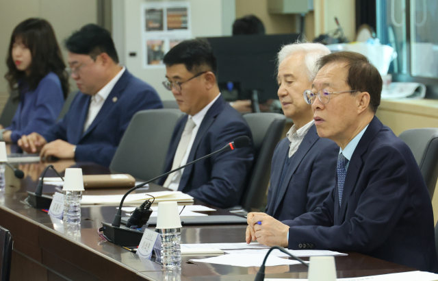 7일 서울 종로구 정부서울청사에서 열린 국민통합위원회 고문단 위촉식 및 1차 회의에서 이석연 위원장이 발언하고 있다. 연합뉴스