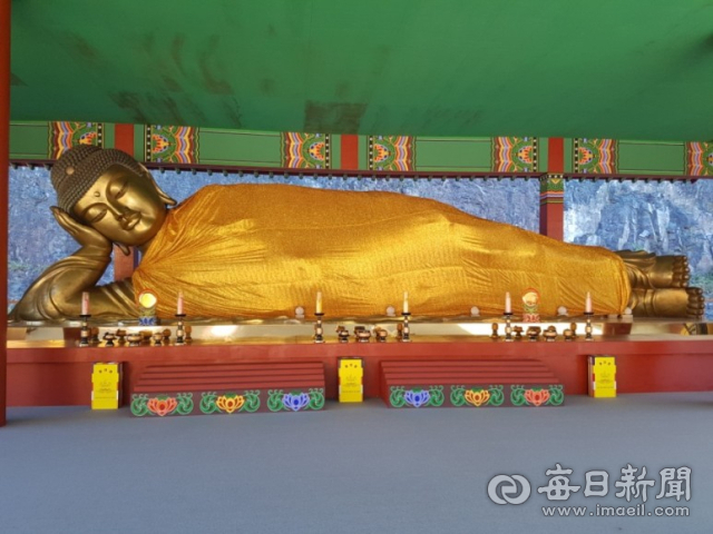 만불사 황동와불열반상. 매일신문DB