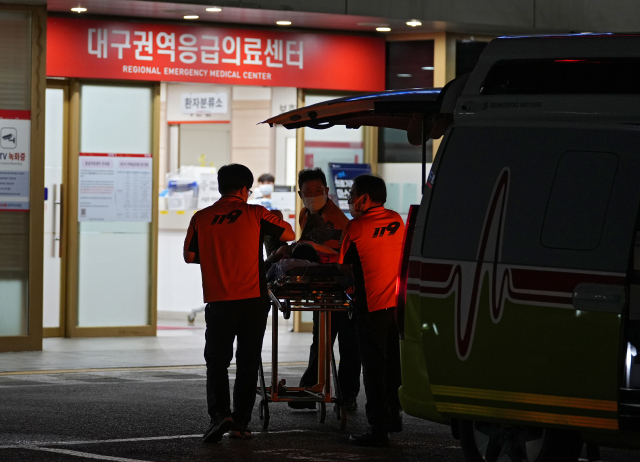 119구급대원들이 응급환자를 대구 중구의 한 상급종합병원 응급실로 이송하고 있다. 매일DB