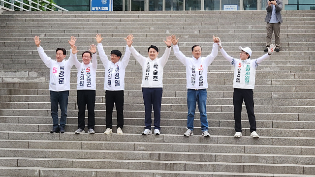 21일 오전 포항시 남구 대잠동 포항시청 광장에서 무소속 박승호 포항시장 후보와 무소속 시·도의원 후보들이 함께 무소속연대 및 정치개혁시민연대 공동 출범식을 열고 있다. 박승호 포항시장 후보 캠프 제공.