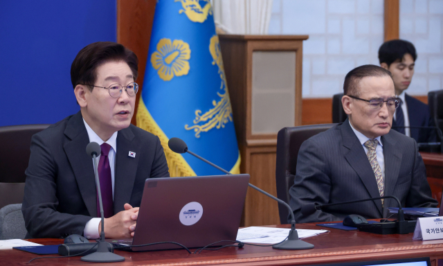 이재명 대통령이 21일 청와대에서 열린 수석보좌관회의에서 발언하고 있다. 오른쪽은 위성락 국가안보실장. 연합뉴스