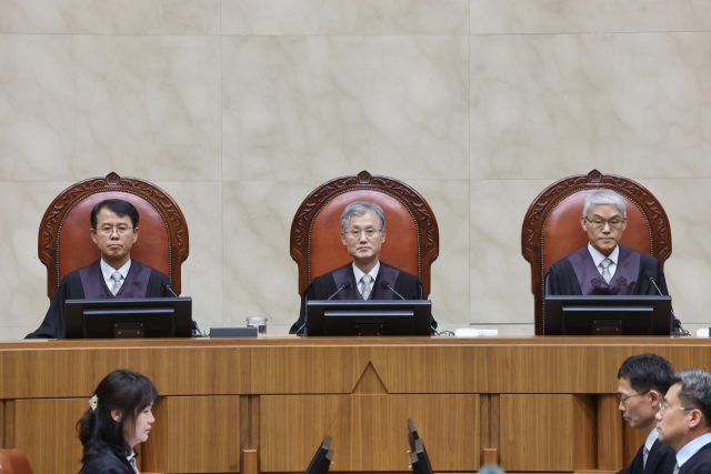 조희대 대법원장과 대법관들이 21일 서울 서초구 대법원에서 전국금속노동조합(금속노조) 현대중공업지부 사내하청지회가 HD현대중공업을 상대로 낸 단체교섭 청구 소송 상고심 선고 등을 위해 입장해 있다. 연합뉴스