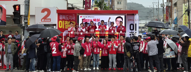 21일 오후 포항시 북구 죽도동 죽도시장 앞에서 국민의힘 이철우 경북도시사 후보, 박용선 포항시장 후보, 시