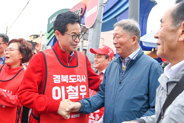 이철우 국민의힘 경상북도지사 후보가 21일 영천 공설시장에서 합동 출정식을 열고 공식 선거운동을 시작했다. 후보 측 제공