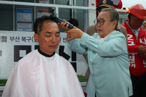 노모 손 빌려 삭발한 박민식, 끝내 눈물…