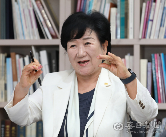 지역 무용계 출신으로 대구무용협회장과 파워풀대구페스티벌 집행위원장을 거쳐 대구예총 사상 첫 여성 회장 자리에 오른 강정선 회장은 